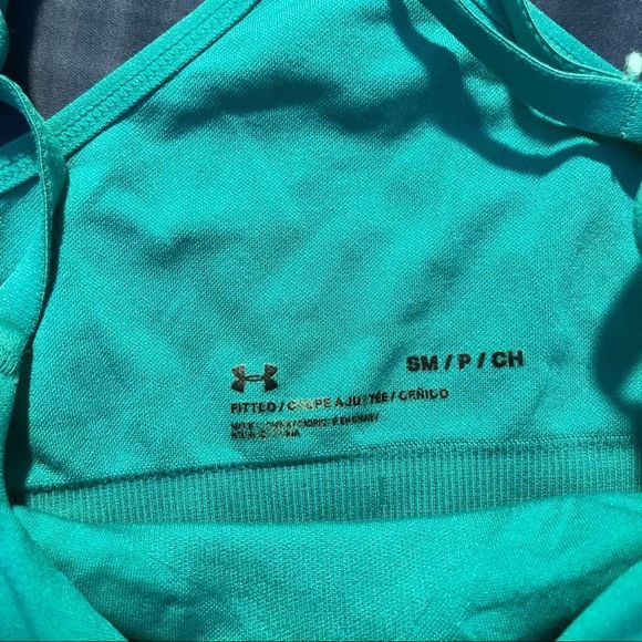 ✨Under Armor Fitted Green & Black Sports Bra✨ - Picture 3 of 5